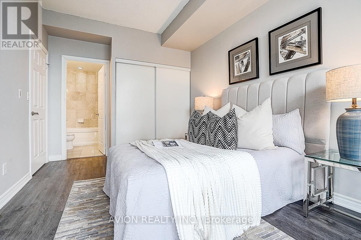 2610 - 761 BAY STREET Image 30