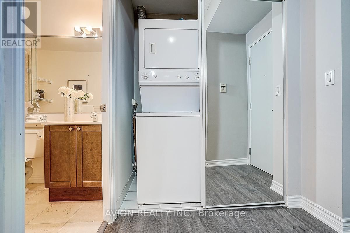 2610 - 761 BAY STREET Image 33