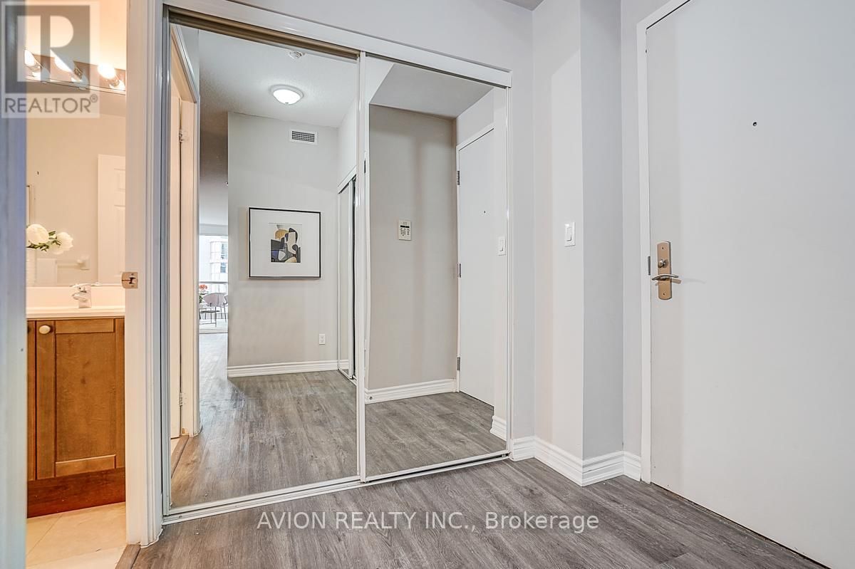 2610 - 761 BAY STREET Image 7