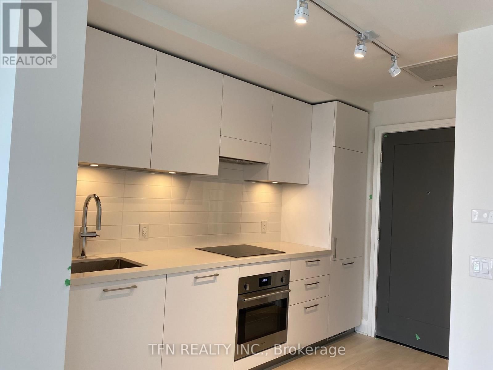 802 - 33 FREDERICK TODD WAY NORTH Image 9