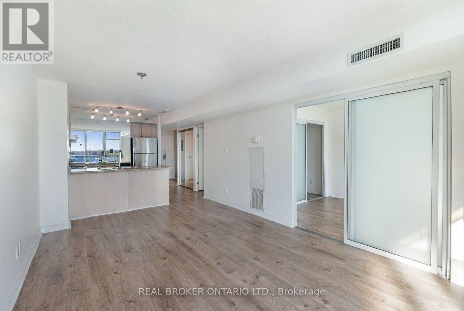 915 - 650 QUEENS QUAY WEST Image 11