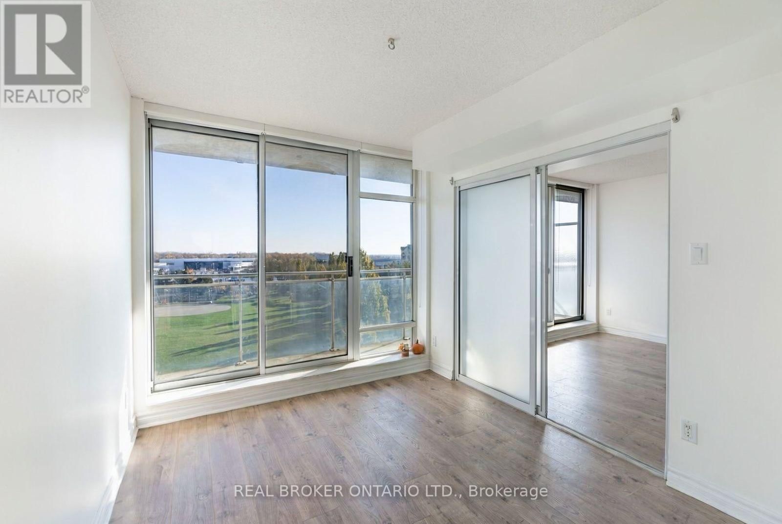 915 - 650 QUEENS QUAY WEST Image 16