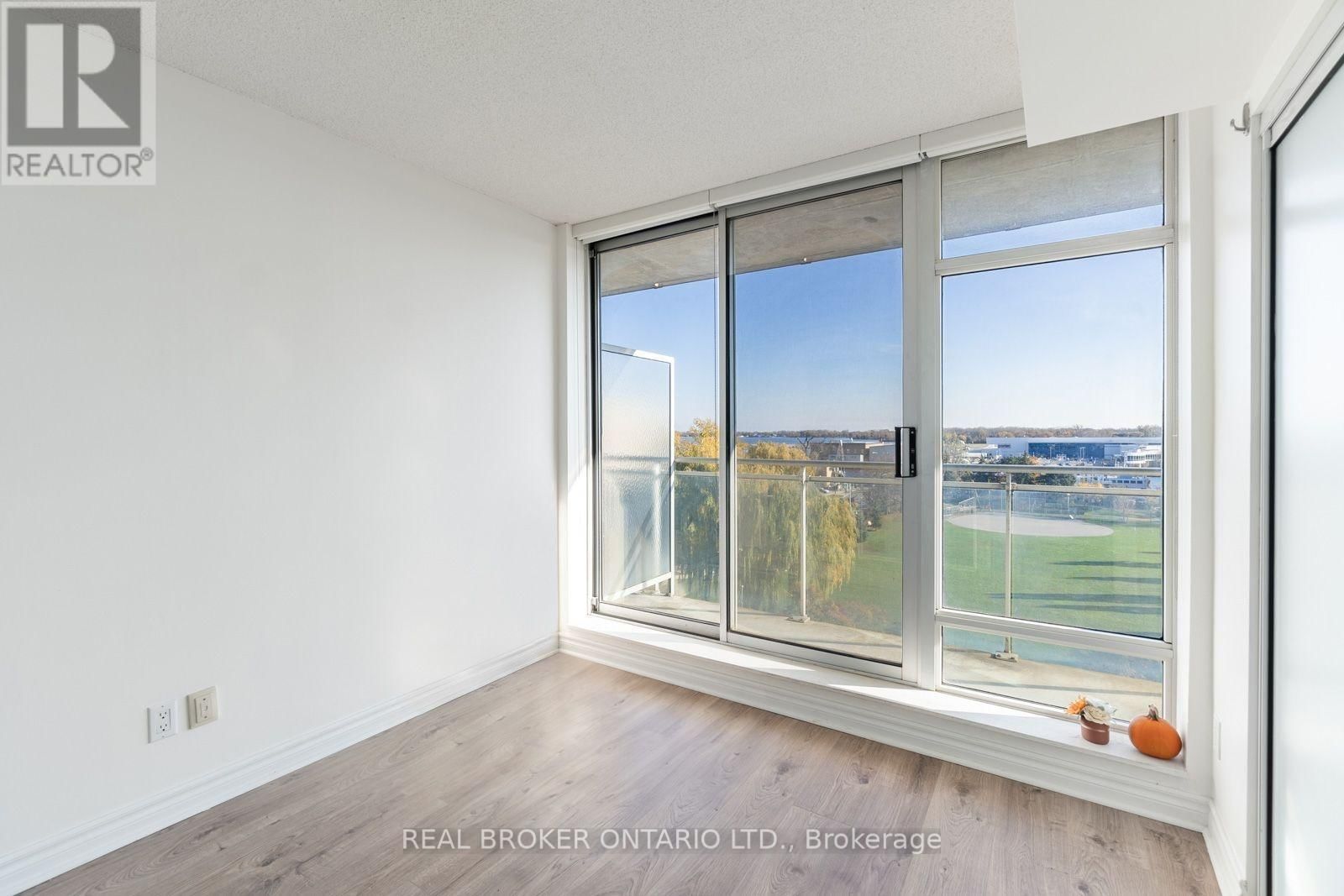 915 - 650 QUEENS QUAY WEST Image 18