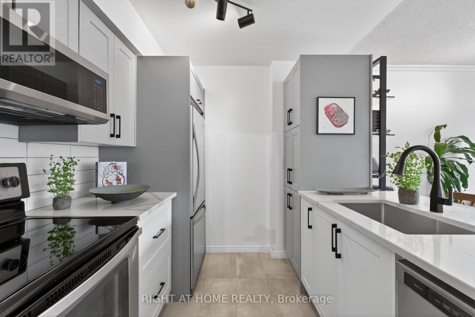 534 - 109 FRONT STREET EAST Image 11