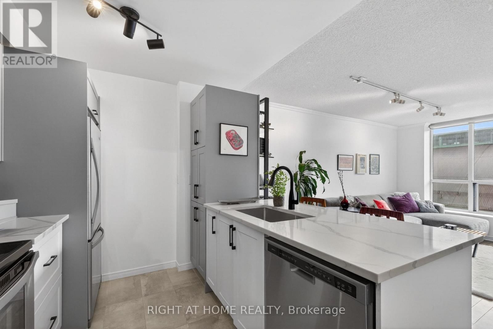 534 - 109 FRONT STREET EAST Image 12