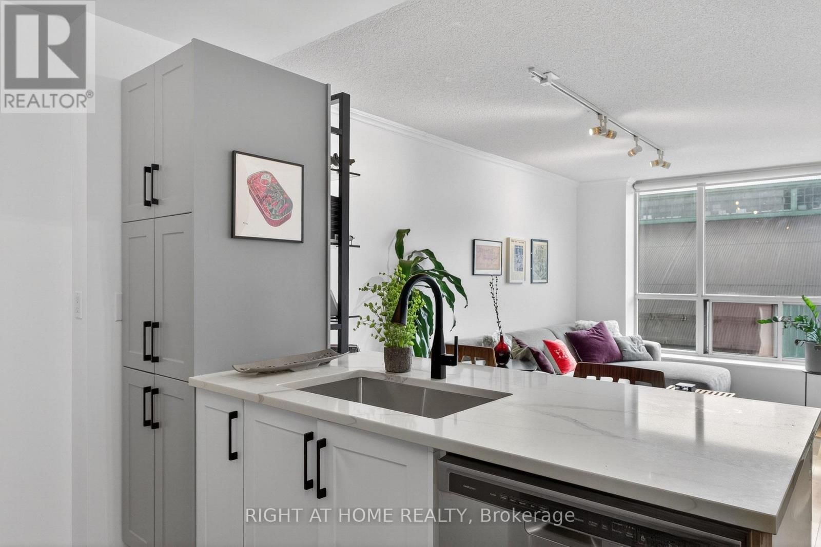 534 - 109 FRONT STREET EAST Image 13