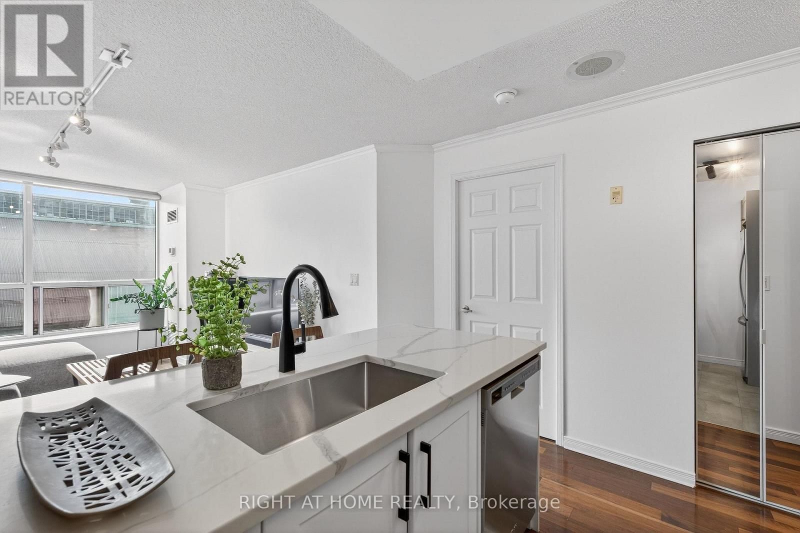 534 - 109 FRONT STREET EAST Image 14