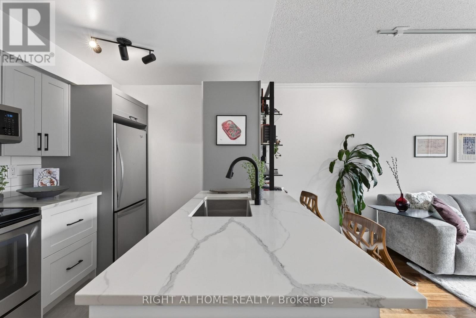 534 - 109 FRONT STREET EAST Image 15