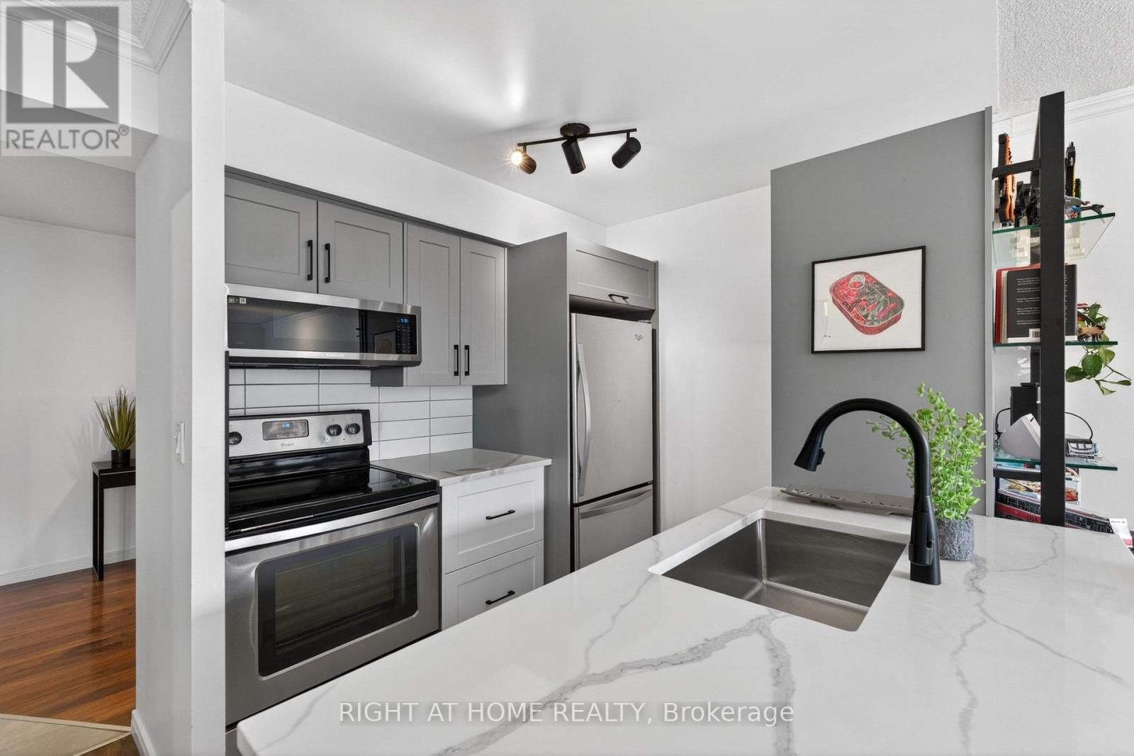 534 - 109 FRONT STREET EAST Image 7