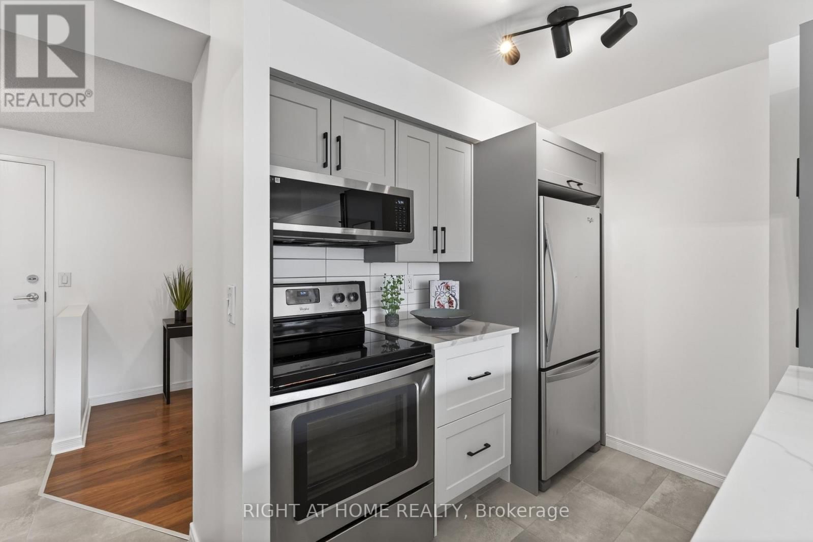 534 - 109 FRONT STREET EAST Image 8