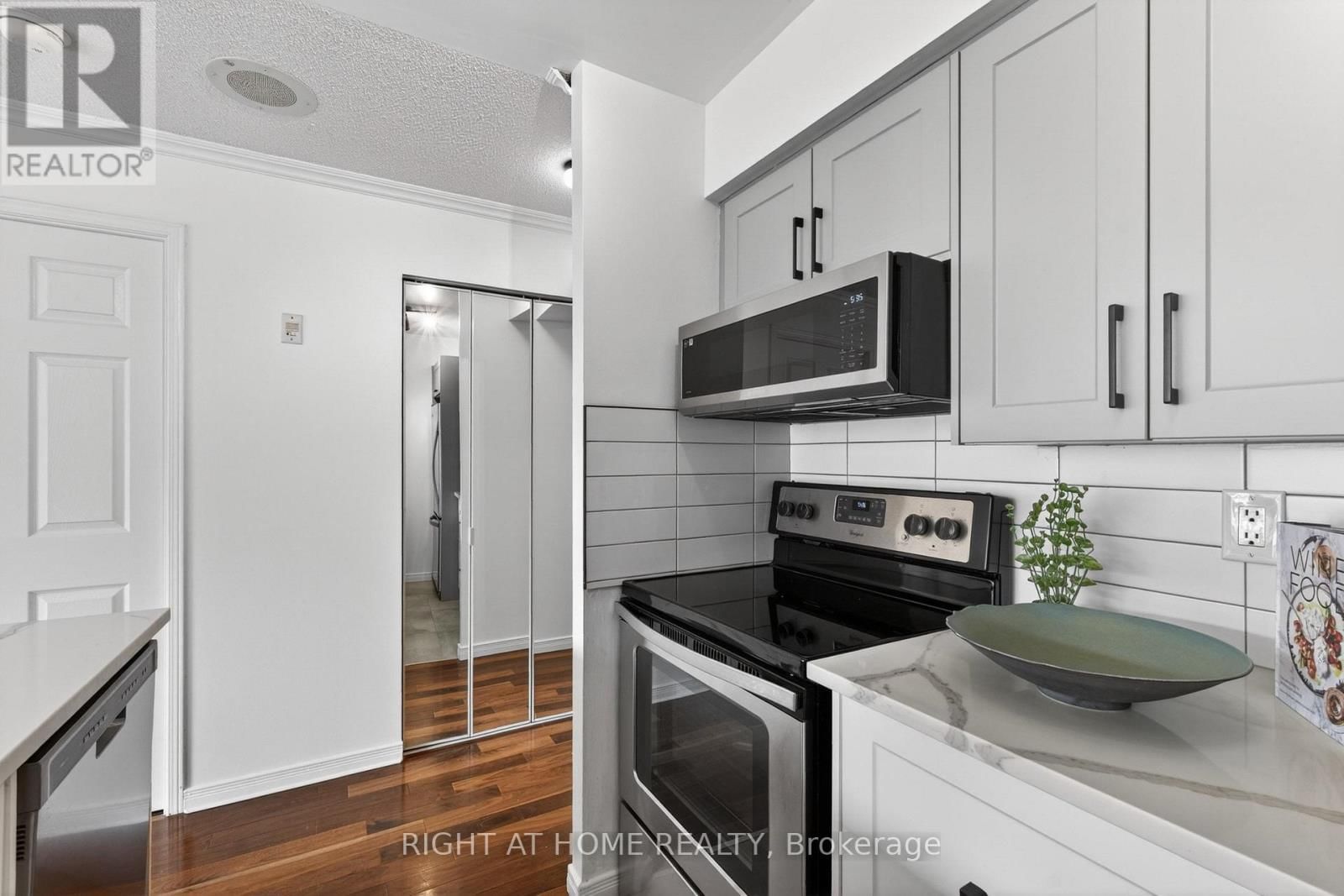 534 - 109 FRONT STREET EAST Image 9