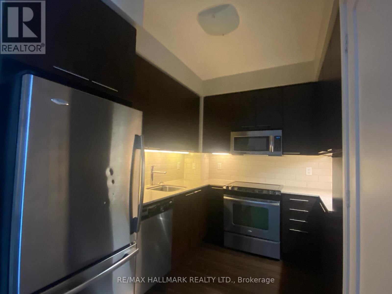 811 - 70 ROEHAMPTON AVENUE Image 7