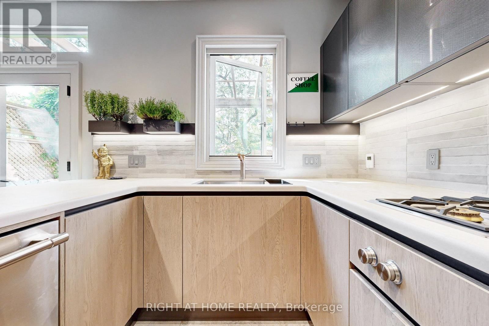 440 SACKVILLE STREET Image 17