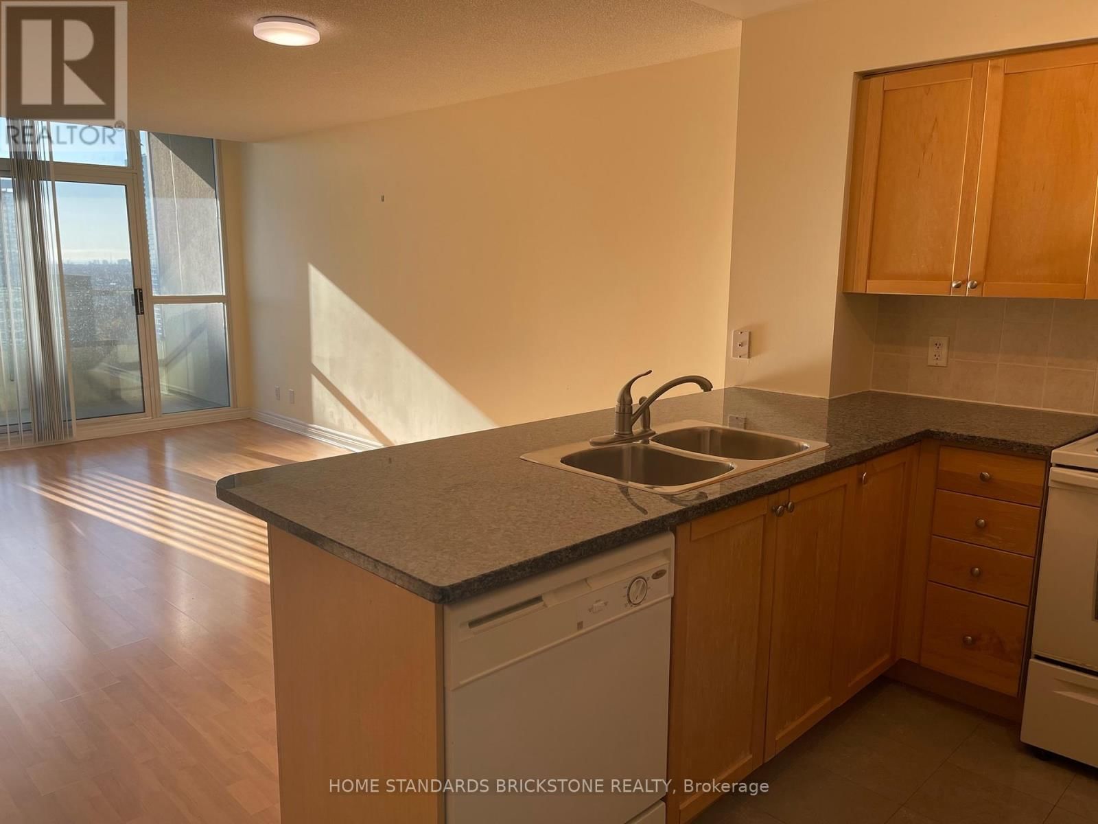 3709 - 23 HOLLYWOOD AVENUE Image 3