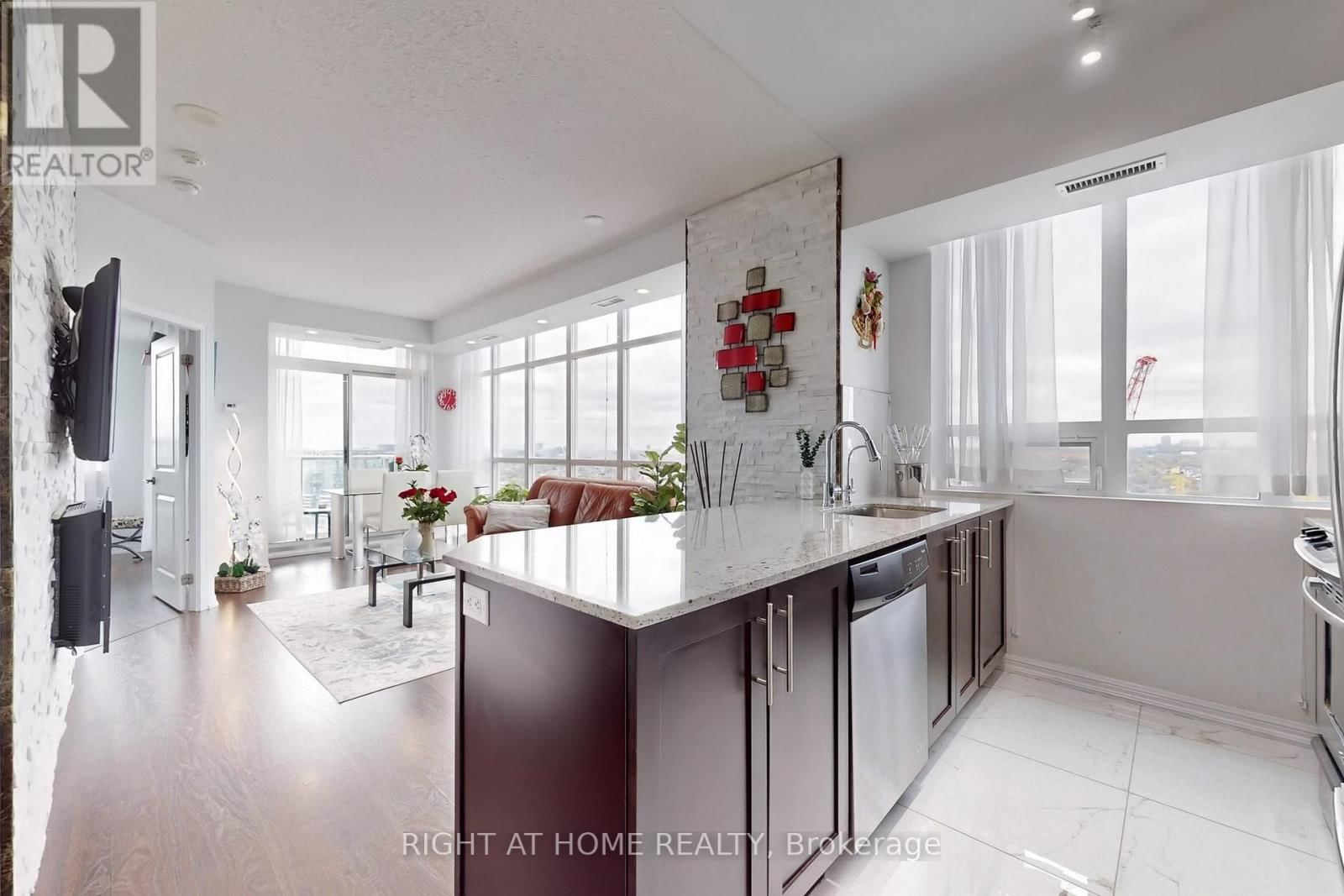 2415 - 125 WESTERN BATTERY ROAD Image 14