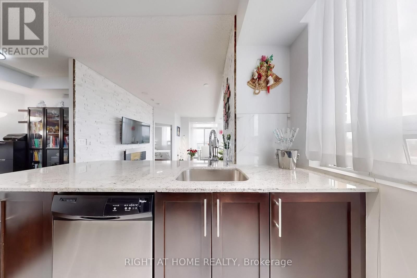 2415 - 125 WESTERN BATTERY ROAD Image 16