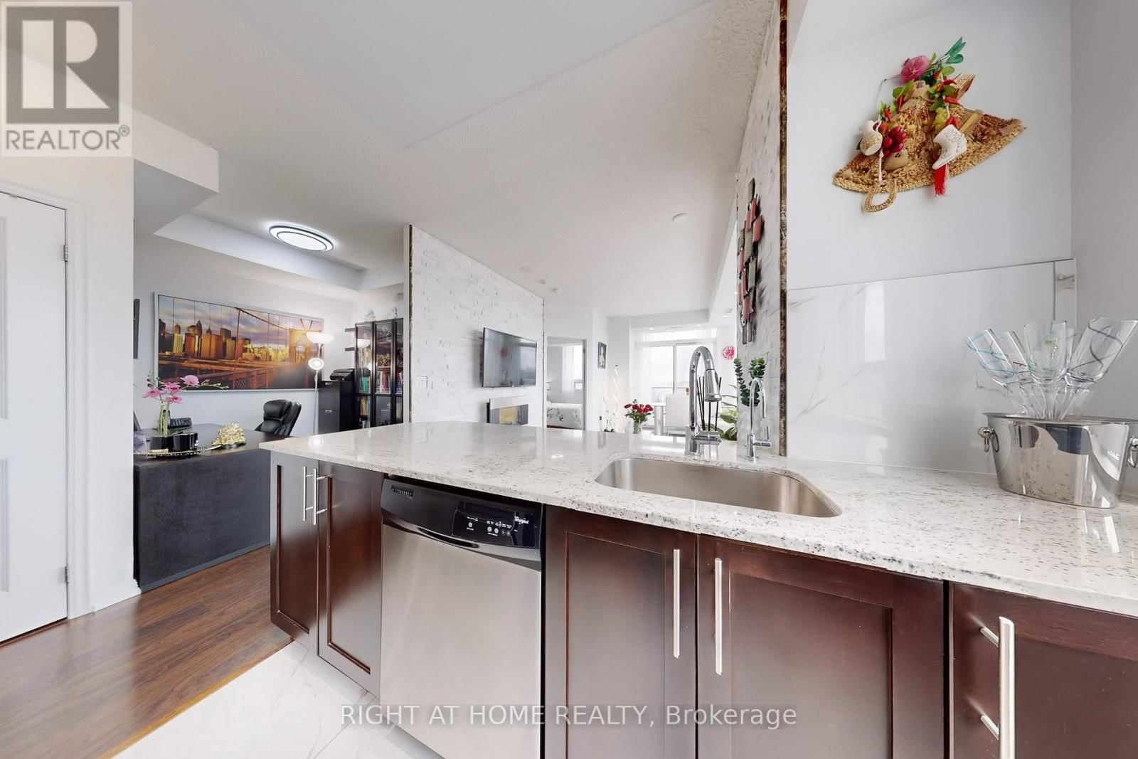 2415 - 125 WESTERN BATTERY ROAD Image 18