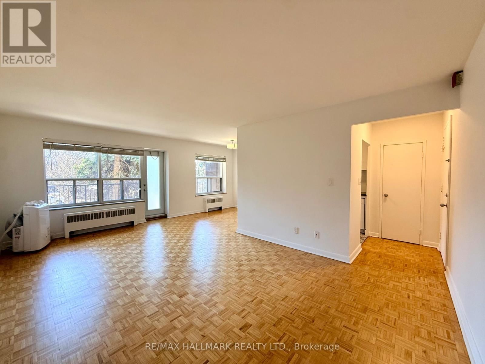 211 - 30 UPPER CANADA DRIVE Image 2