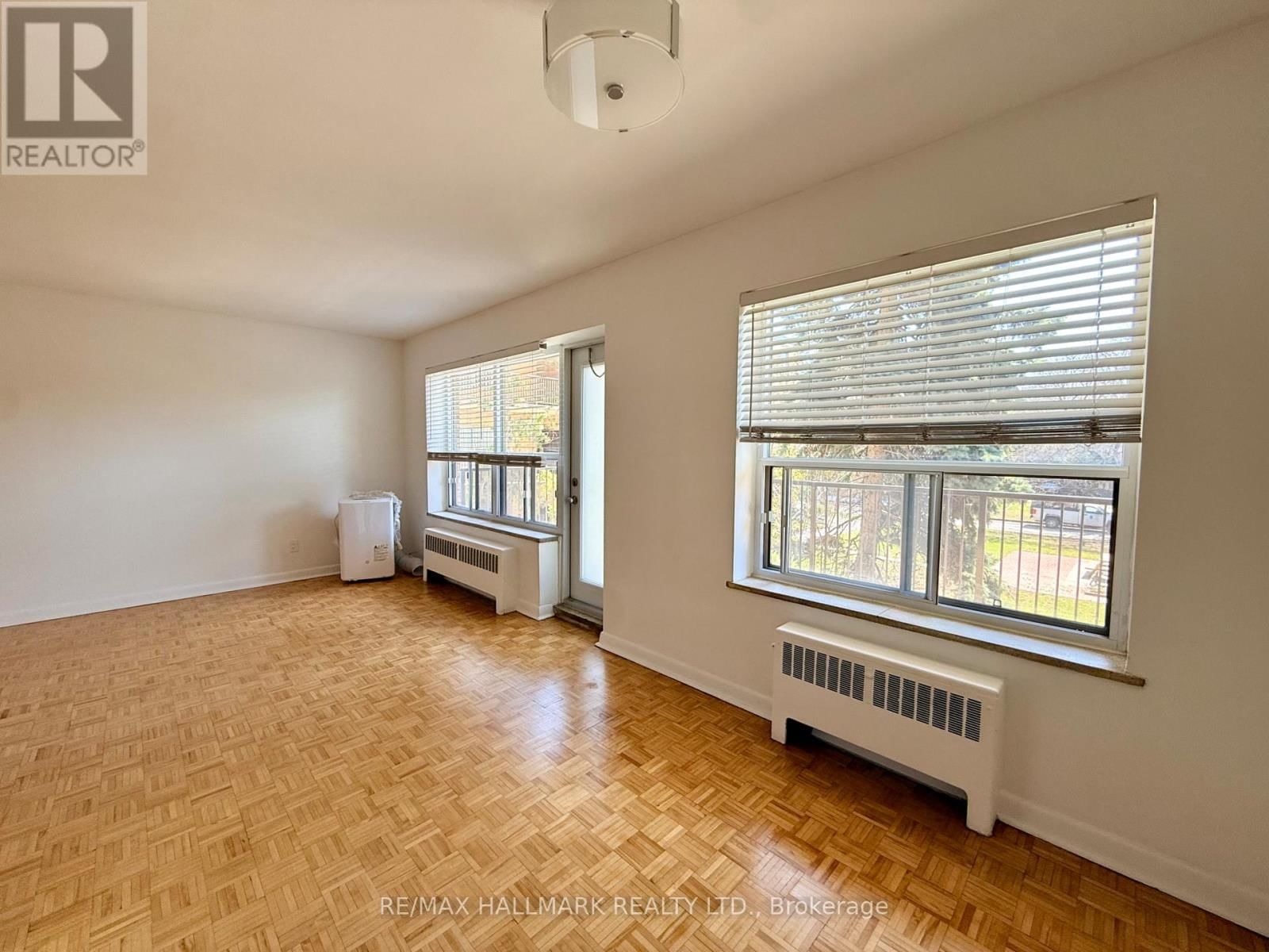 211 - 30 UPPER CANADA DRIVE Image 4