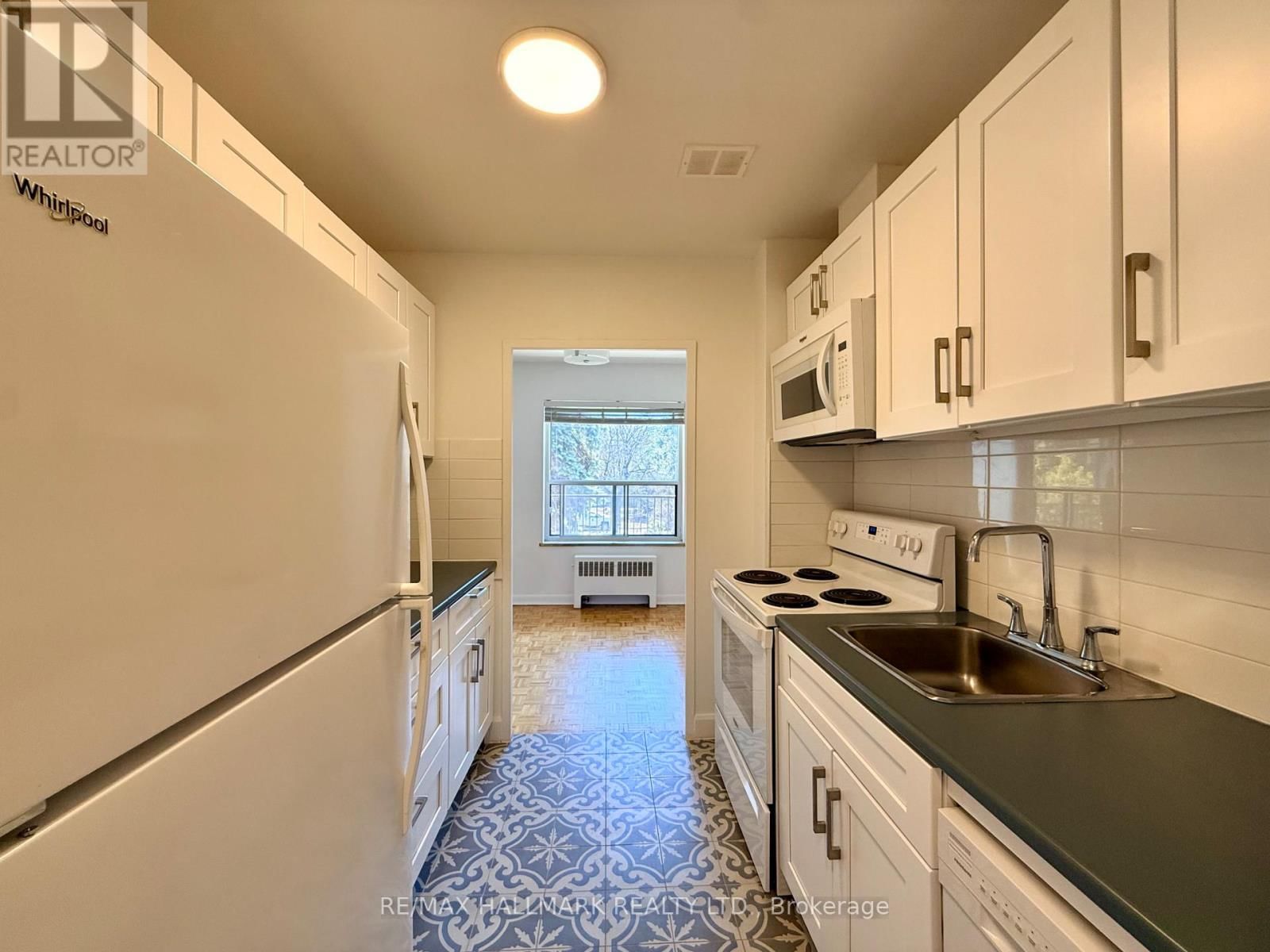 211 - 30 UPPER CANADA DRIVE Image 5