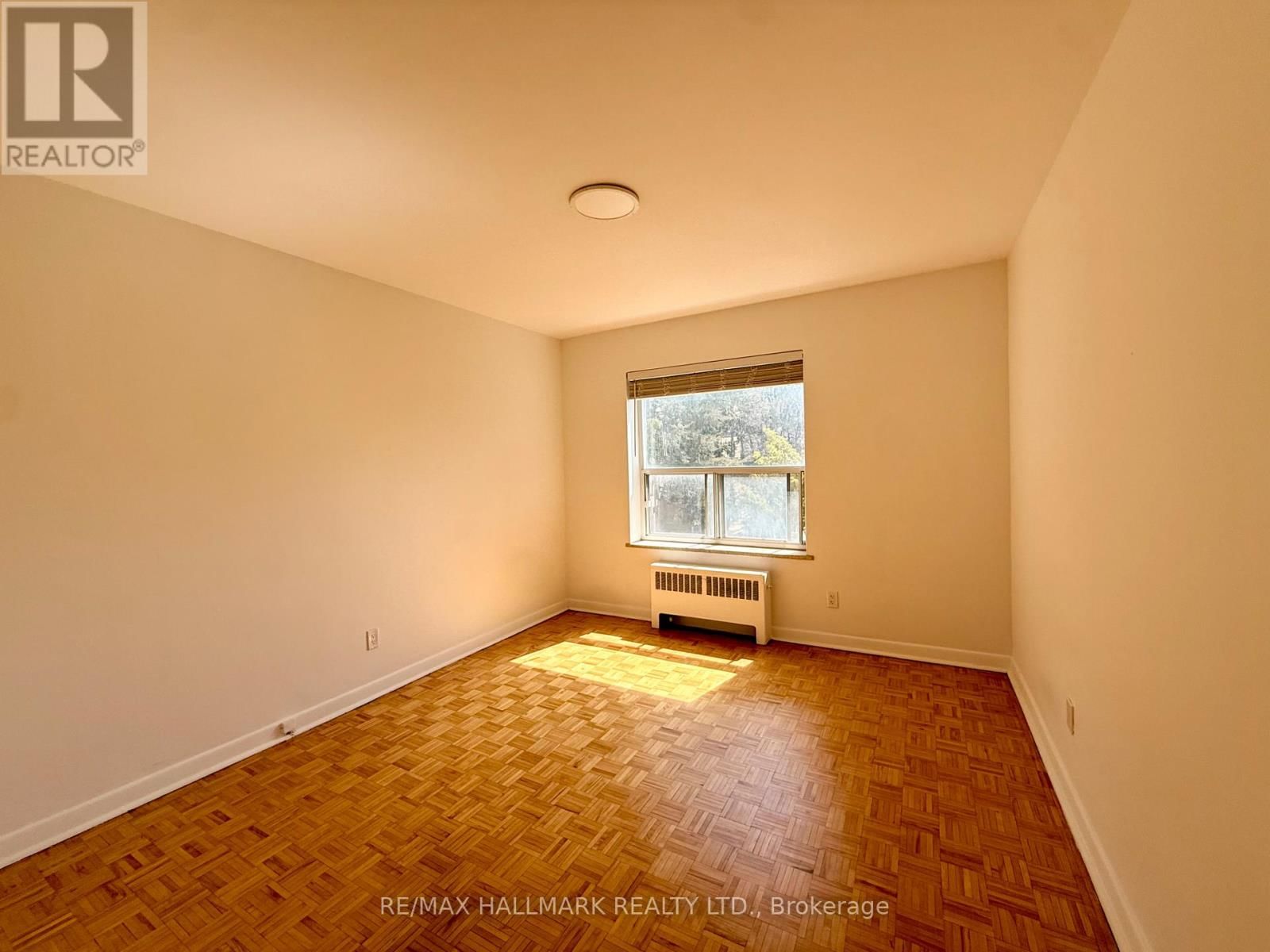 211 - 30 UPPER CANADA DRIVE Image 7