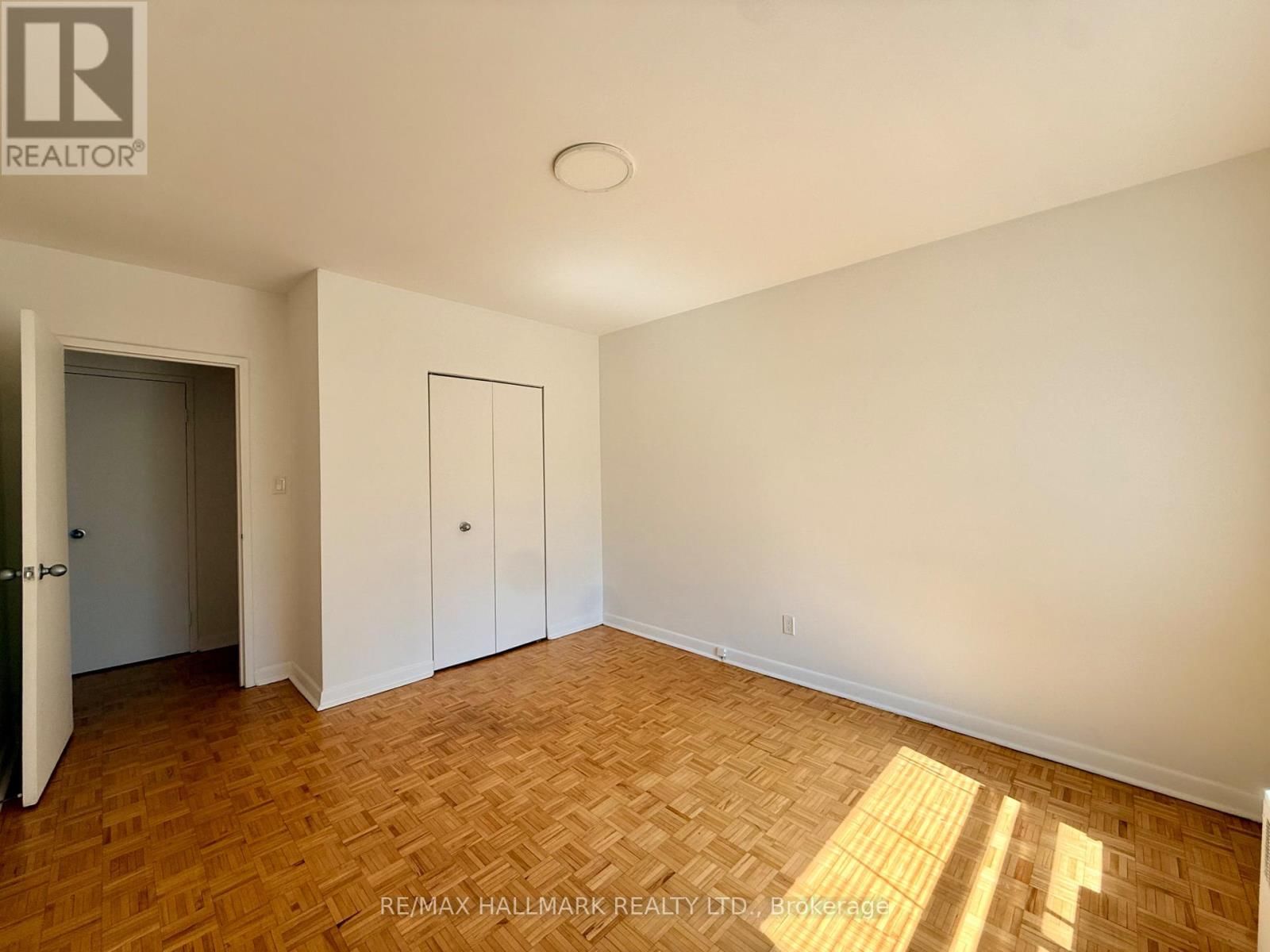 211 - 30 UPPER CANADA DRIVE Image 8