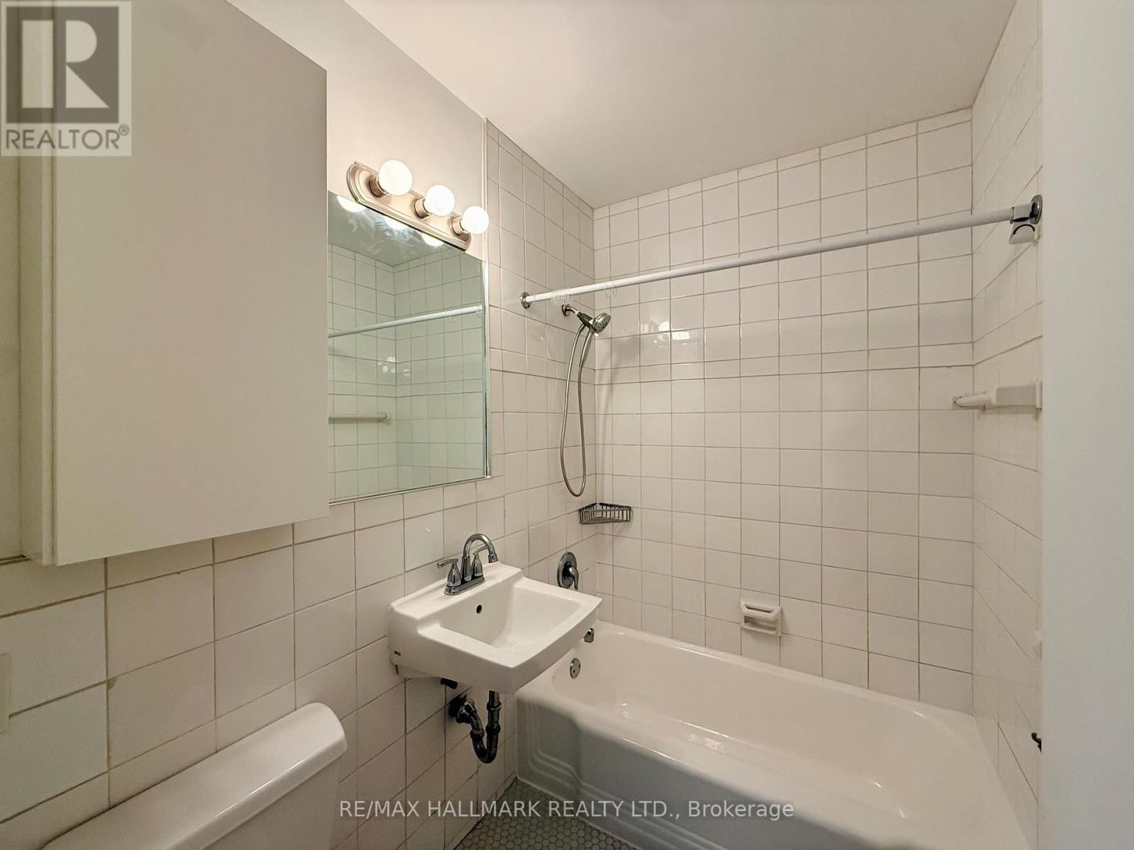 211 - 30 UPPER CANADA DRIVE Image 9