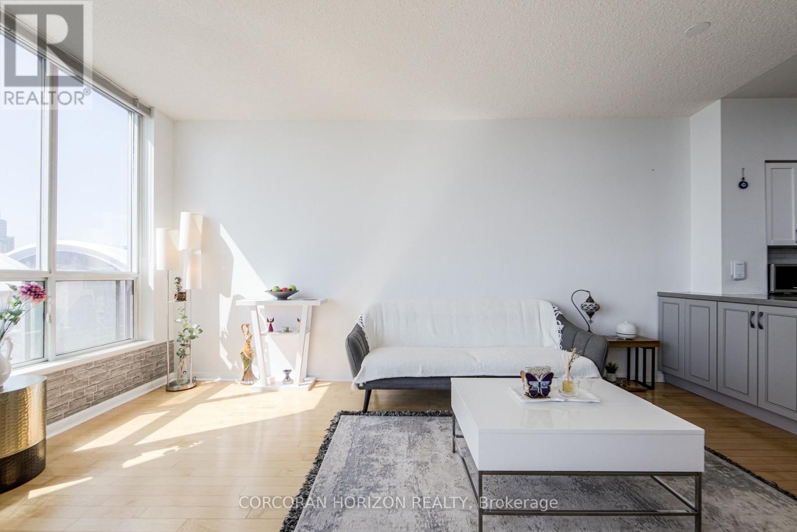 2009 - 228 QUEENS QUAY WEST Image 10