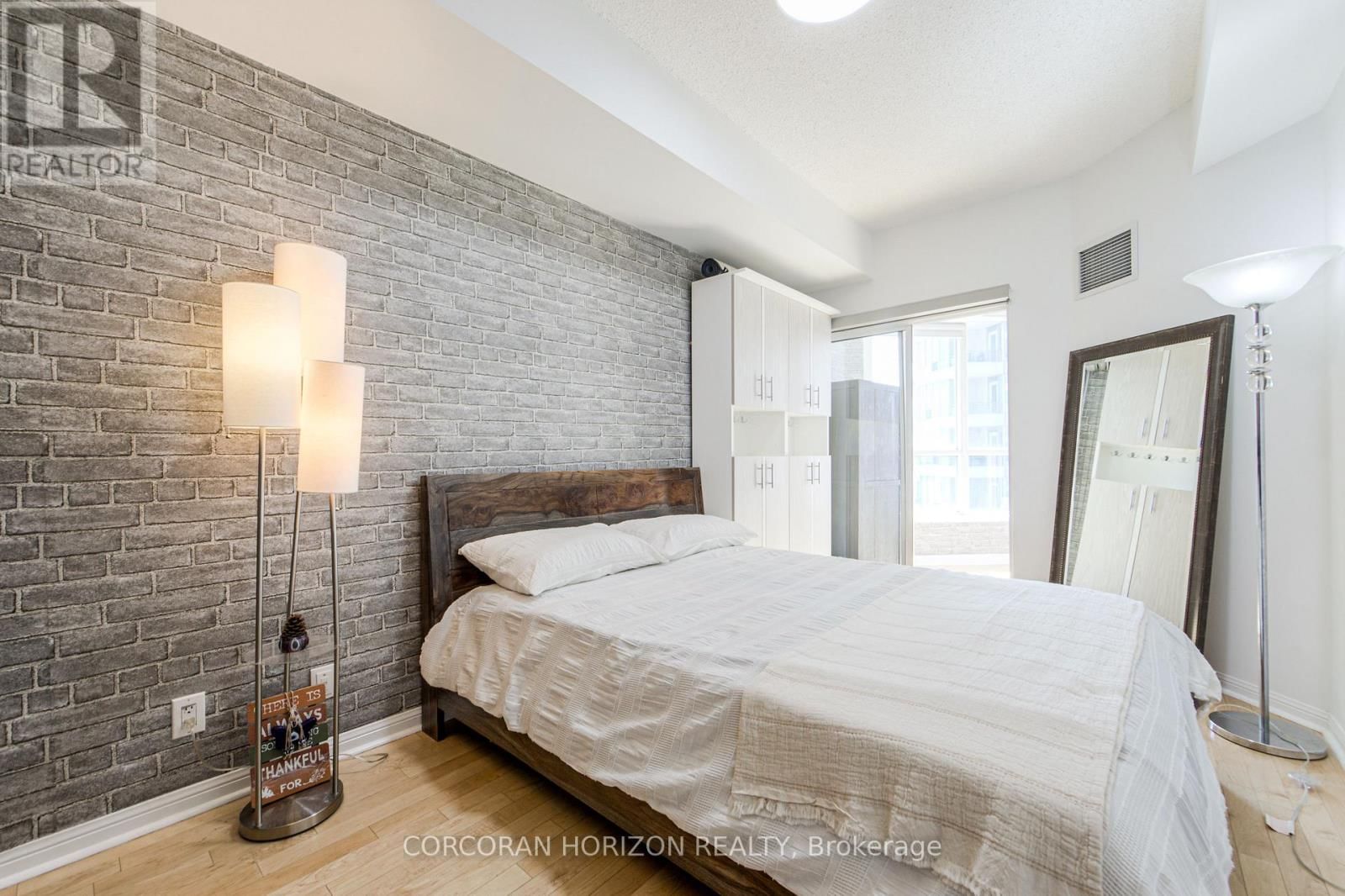 2009 - 228 QUEENS QUAY WEST Image 15