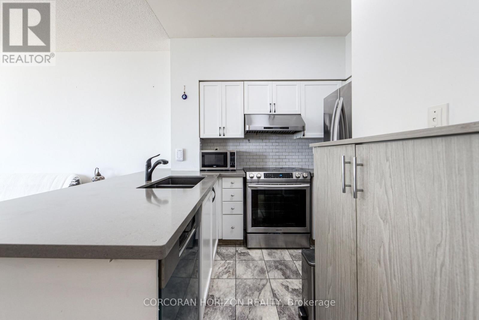 2009 - 228 QUEENS QUAY WEST Image 3