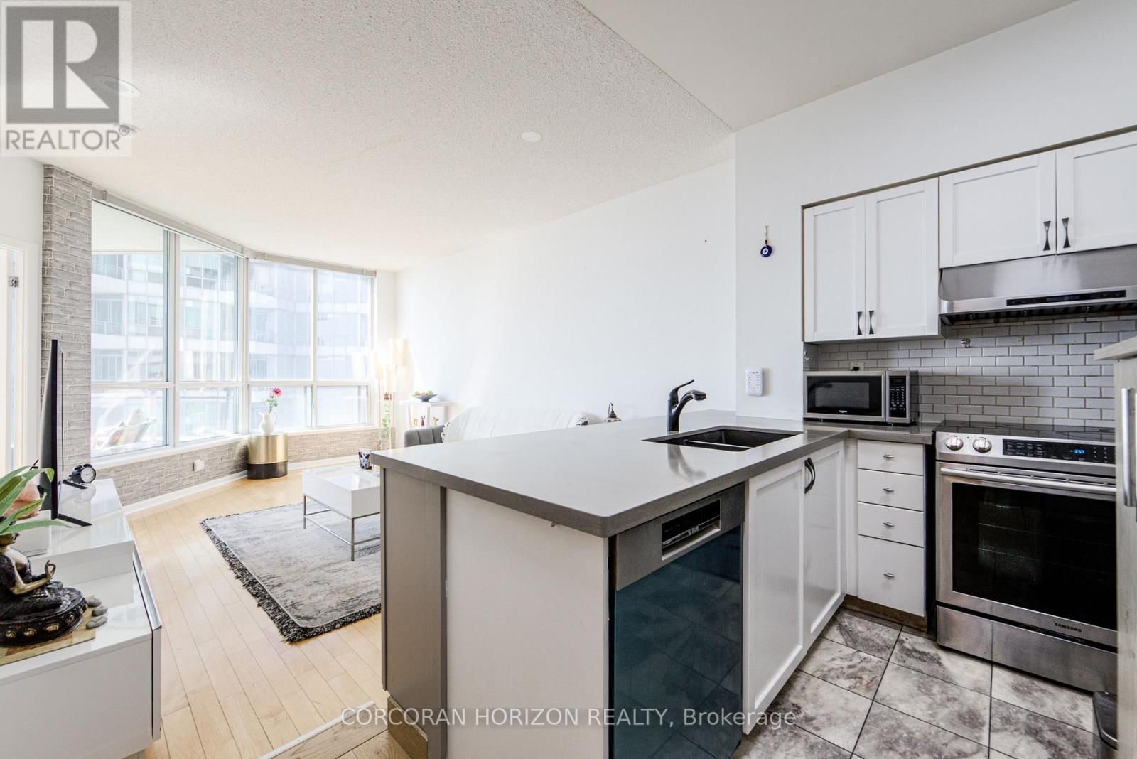 2009 - 228 QUEENS QUAY WEST Image 6