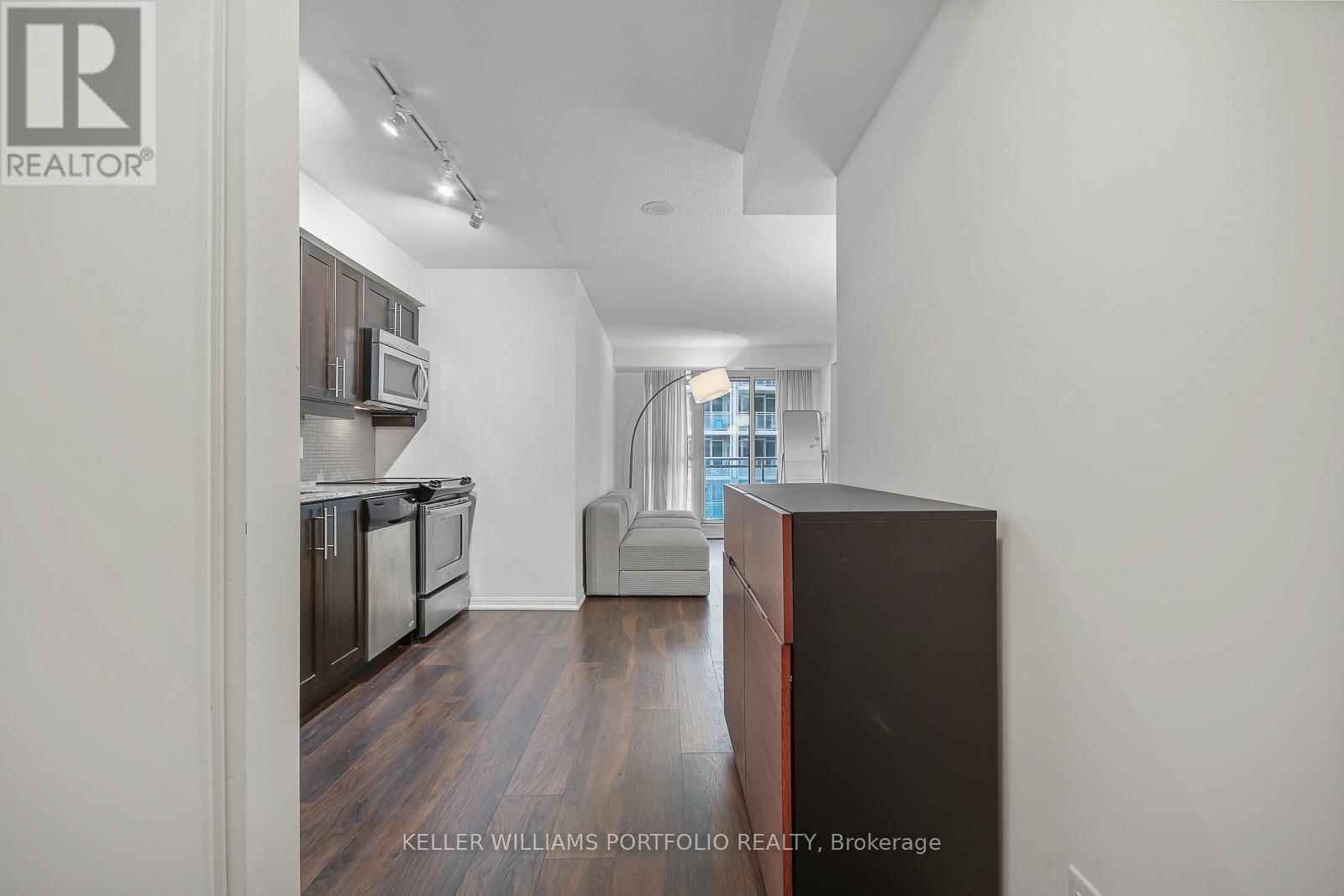 1120 - 35 BASTION STREET Image 4