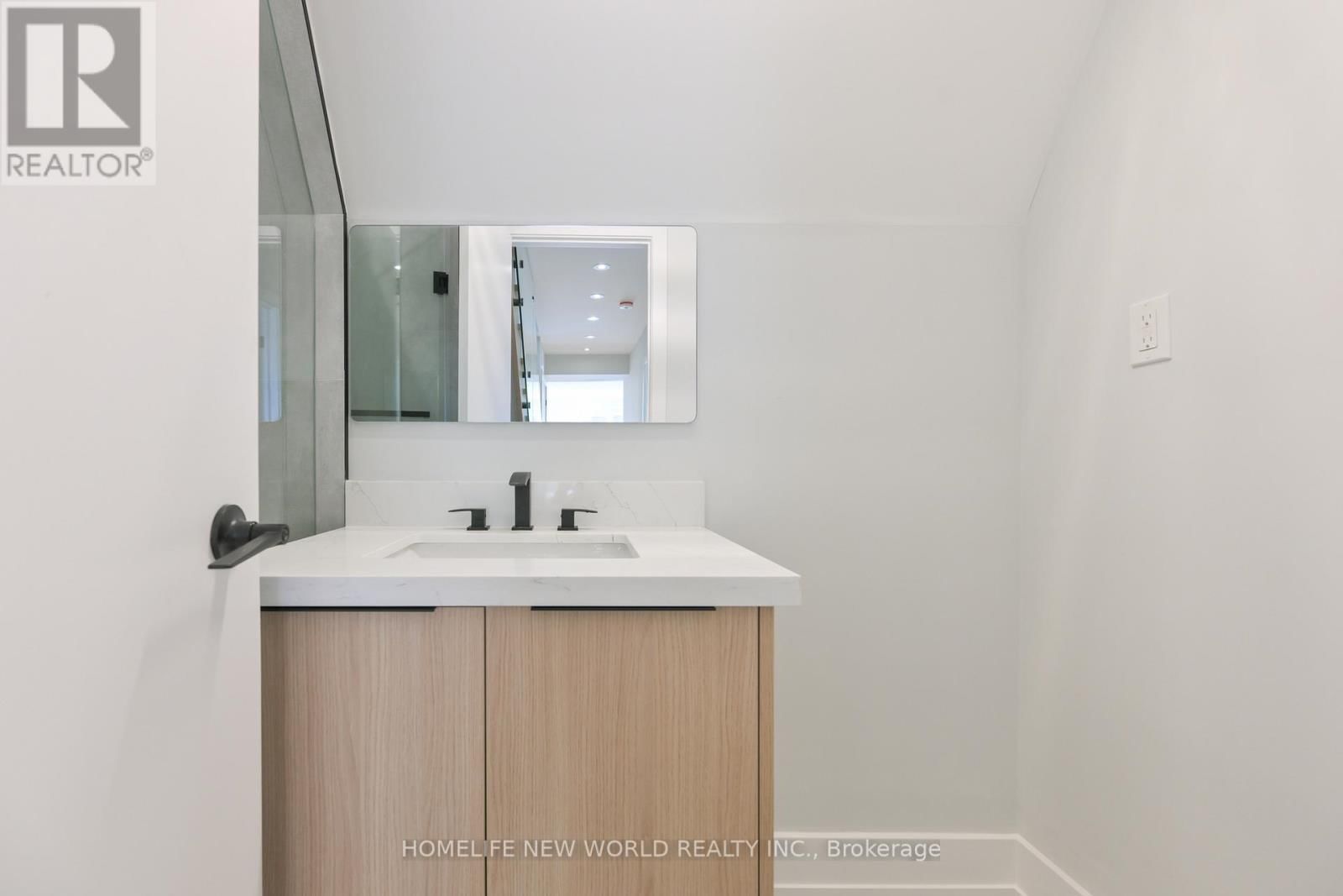 Upper - 997 DUFFERIN STREET Image 14