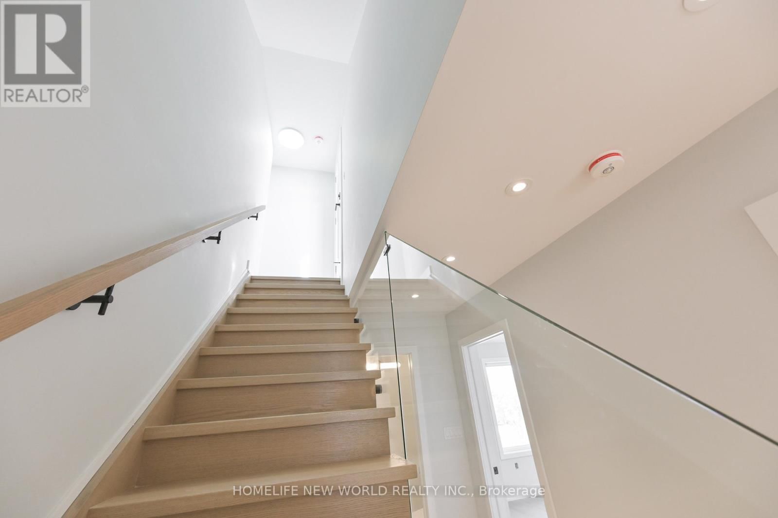 Upper - 997 DUFFERIN STREET Image 18