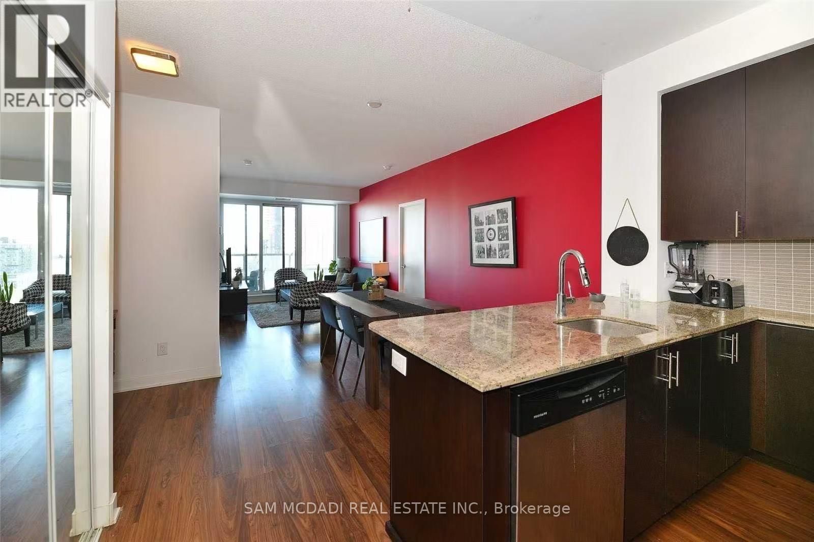 909 - 260 SACKVILLE STREET Image 2