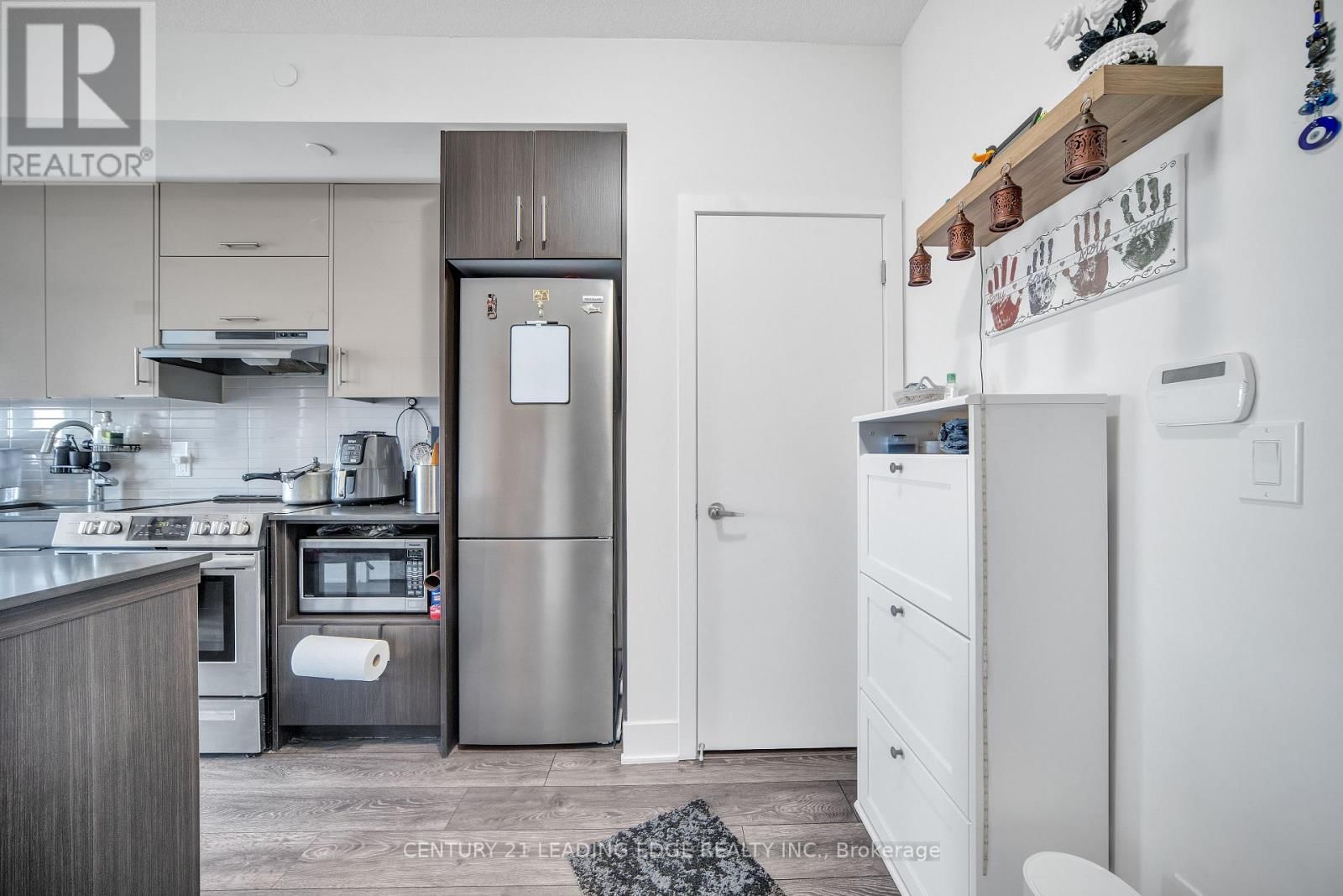 1110 - 188 FAIRVIEW MALL DRIVE Image 5