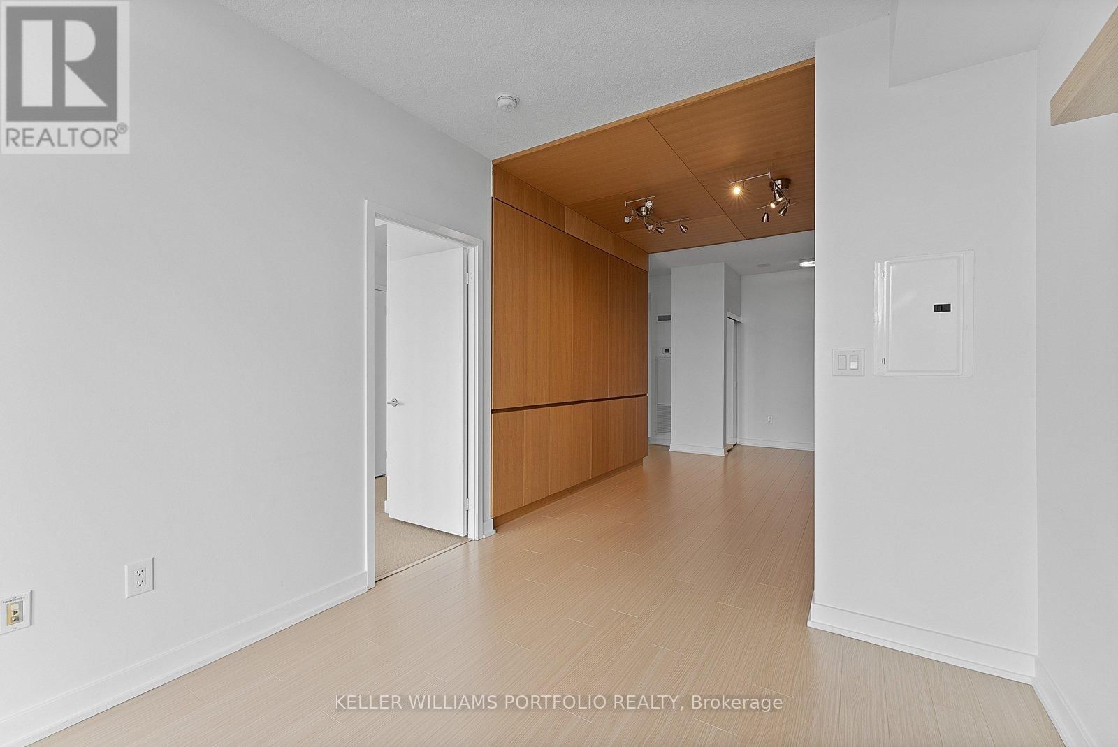 3916 - 15 ICEBOAT TERRACE Image 12