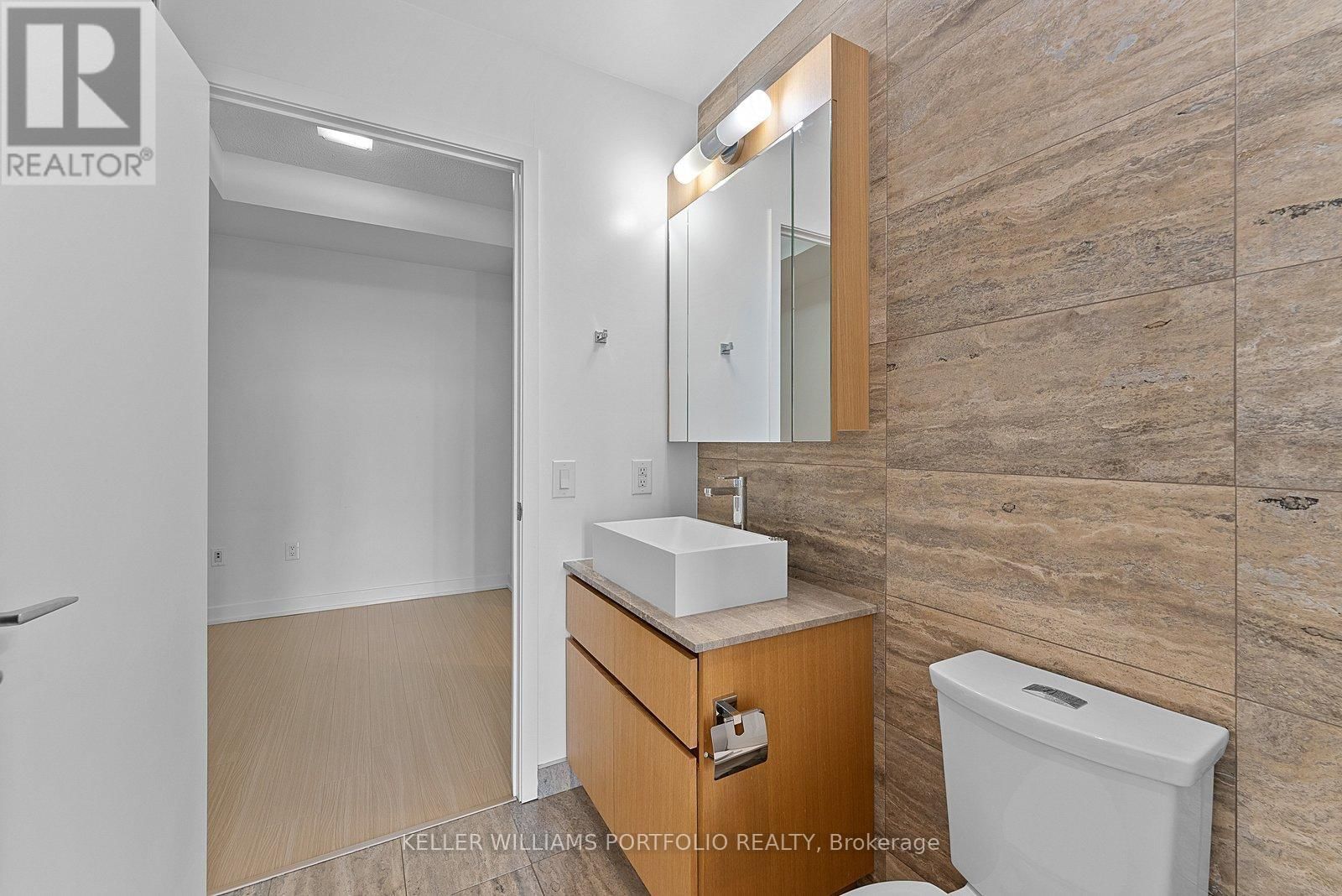 3916 - 15 ICEBOAT TERRACE Image 20