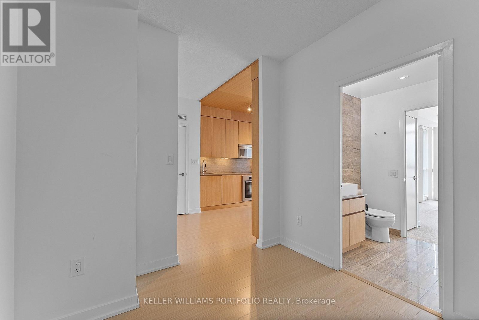 3916 - 15 ICEBOAT TERRACE Image 24