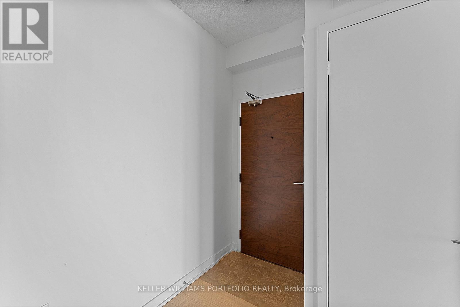 3916 - 15 ICEBOAT TERRACE Image 3