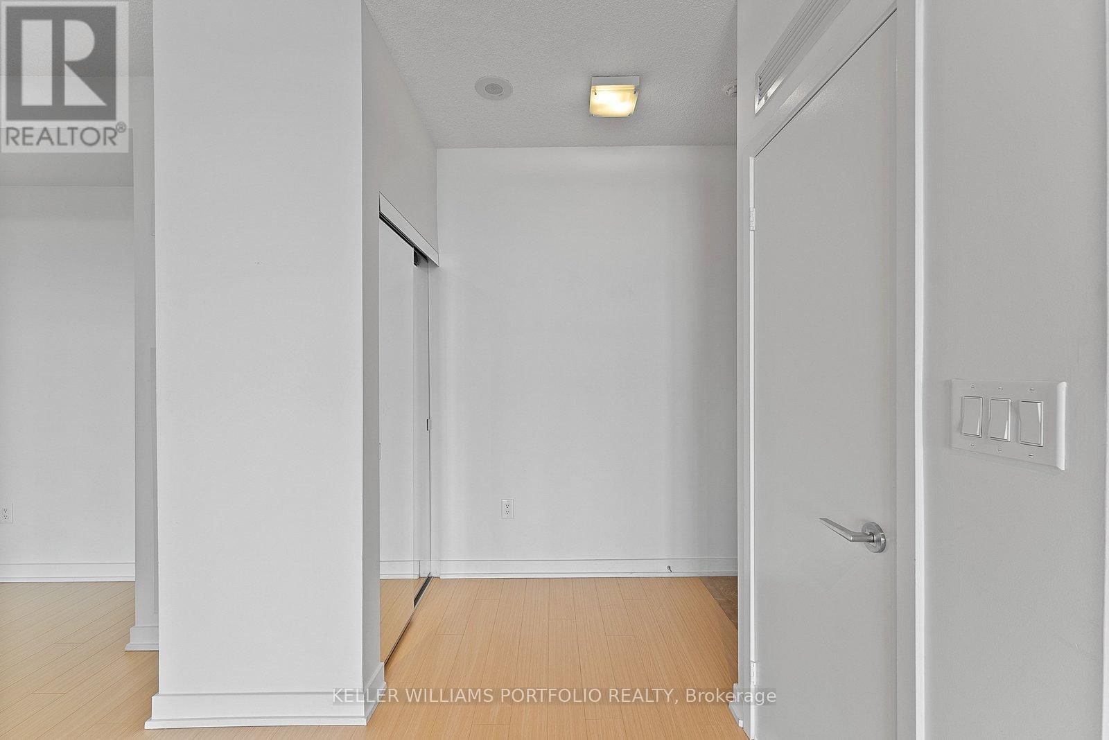 3916 - 15 ICEBOAT TERRACE Image 4