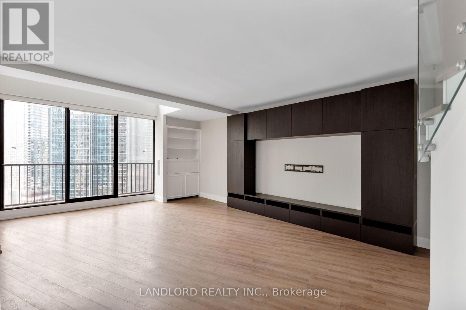 2208 - 33 HARBOUR SQUARE Image 7