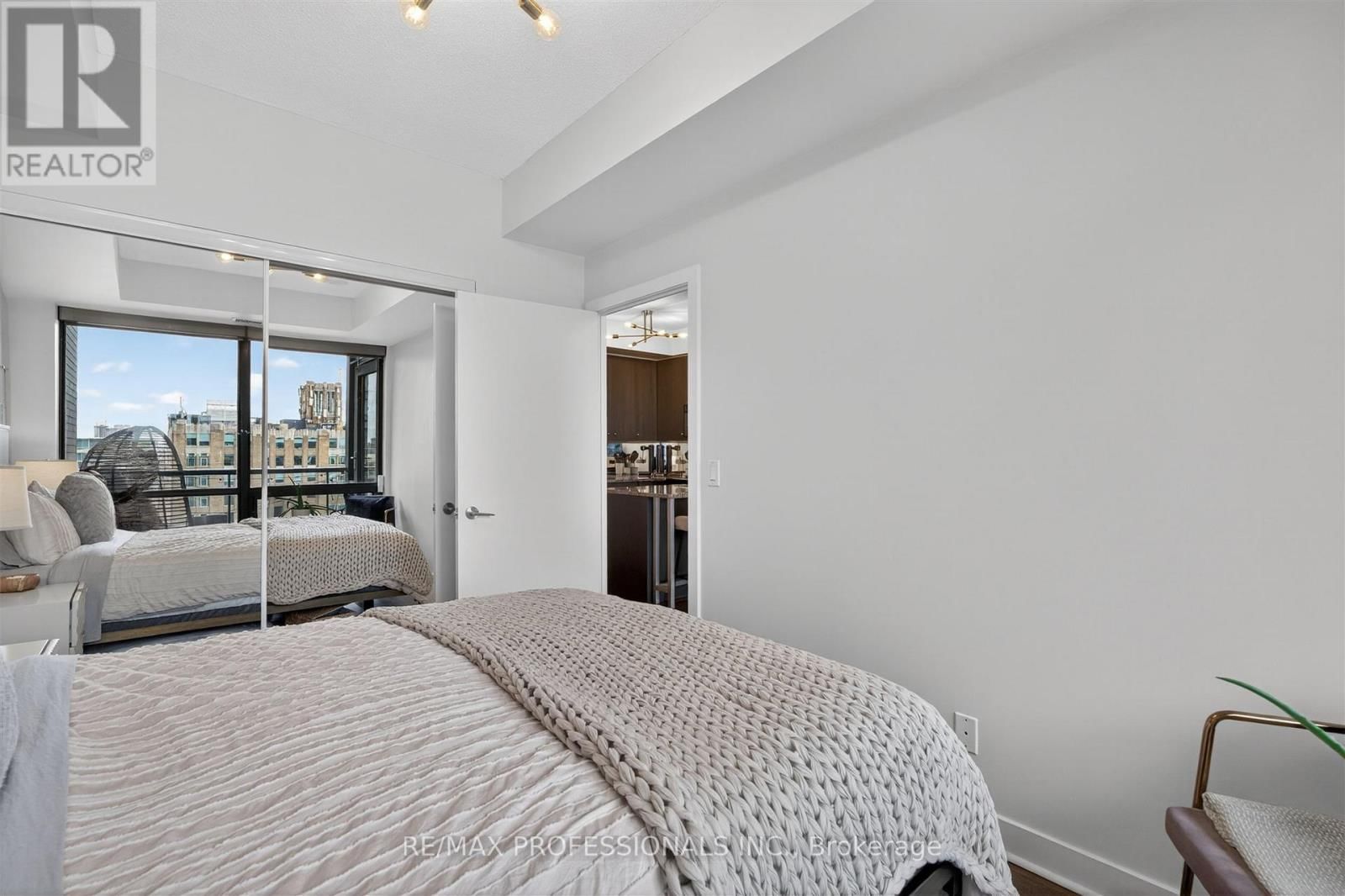 1416 - 438 KING STREET Image 18