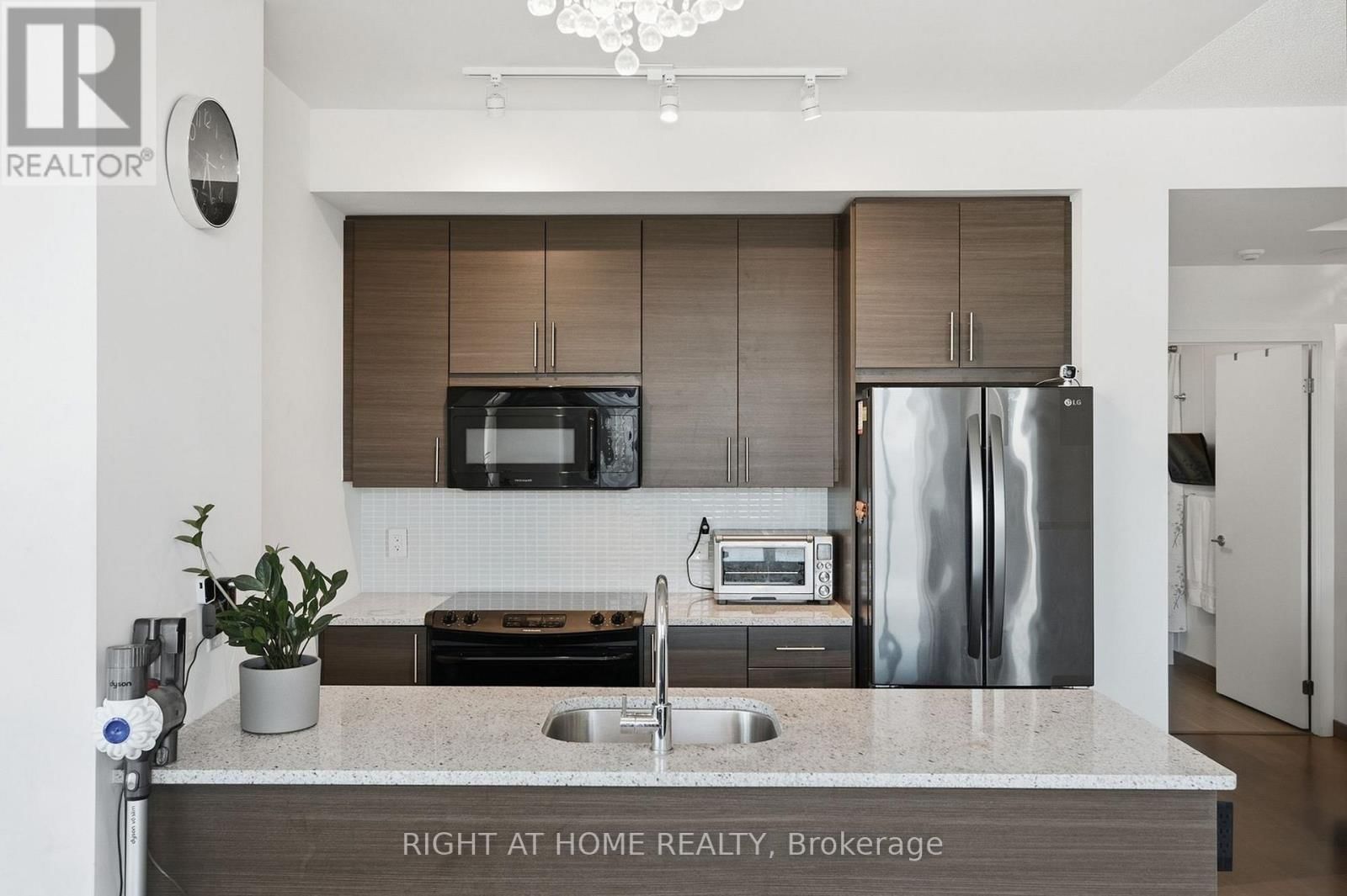 1012 - 70 FOREST MANOR ROAD Image 6