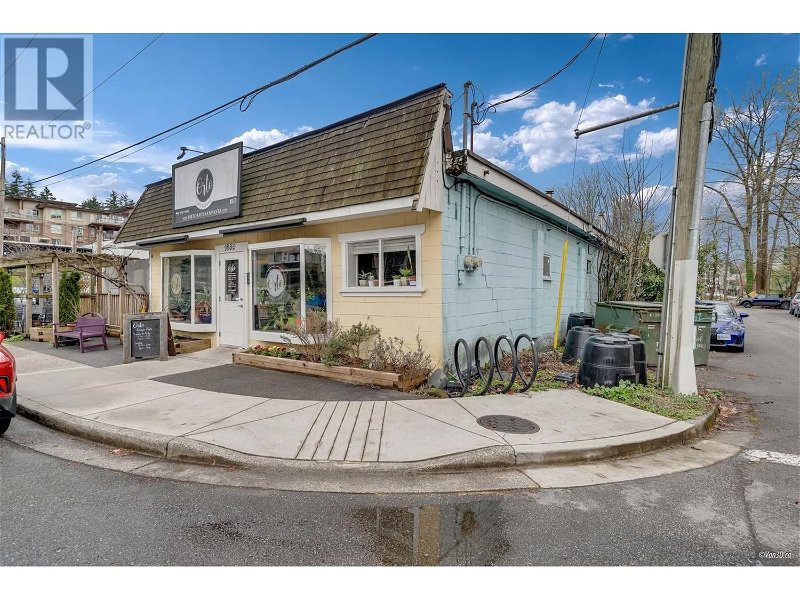 Image #1 of Restaurant for Sale at 1600 Mackay Road, North Vancouver, British Columbia