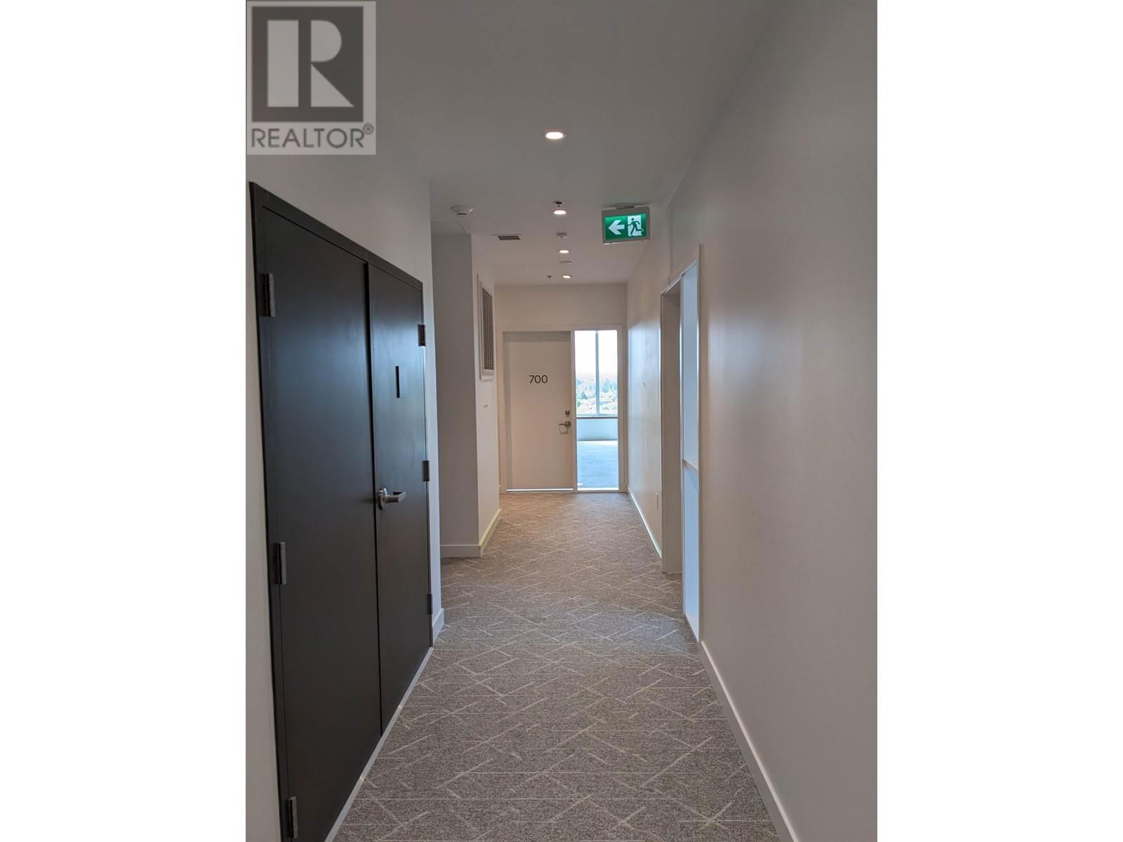 700 - 2992 GLEN DRIVE Image 3