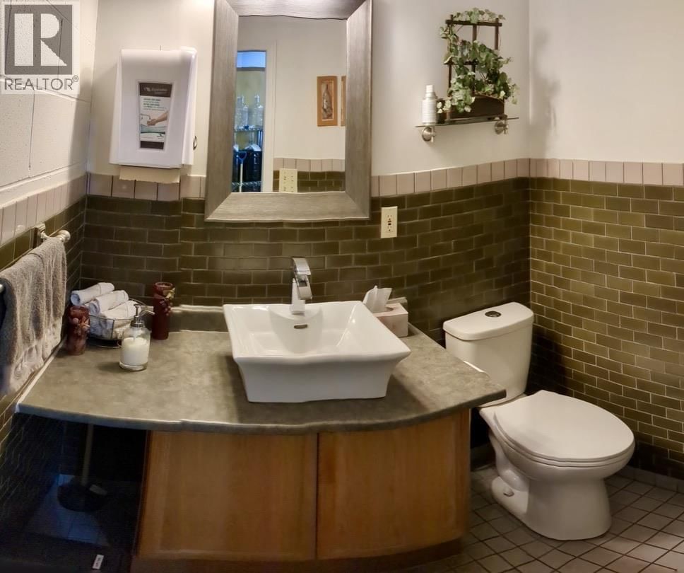 955E MACKENZIE AVENUE Image 11