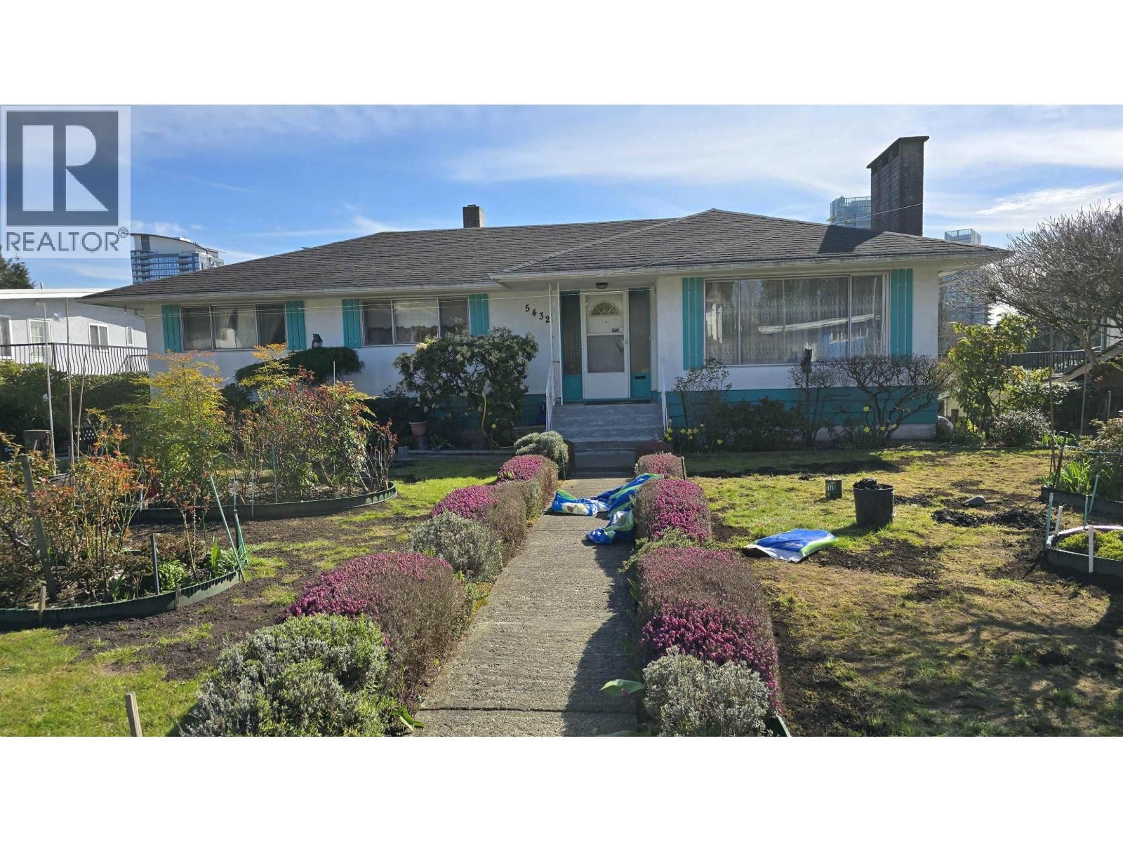 5432 BUCHANAN Street, Burnaby, British Columbia V5B 2R7