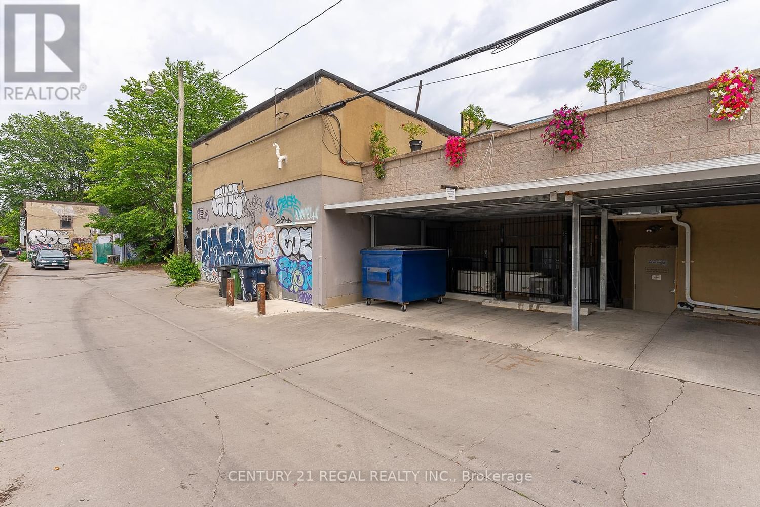 MAIN - 1560 -1562 QUEEN STREET W Image 36