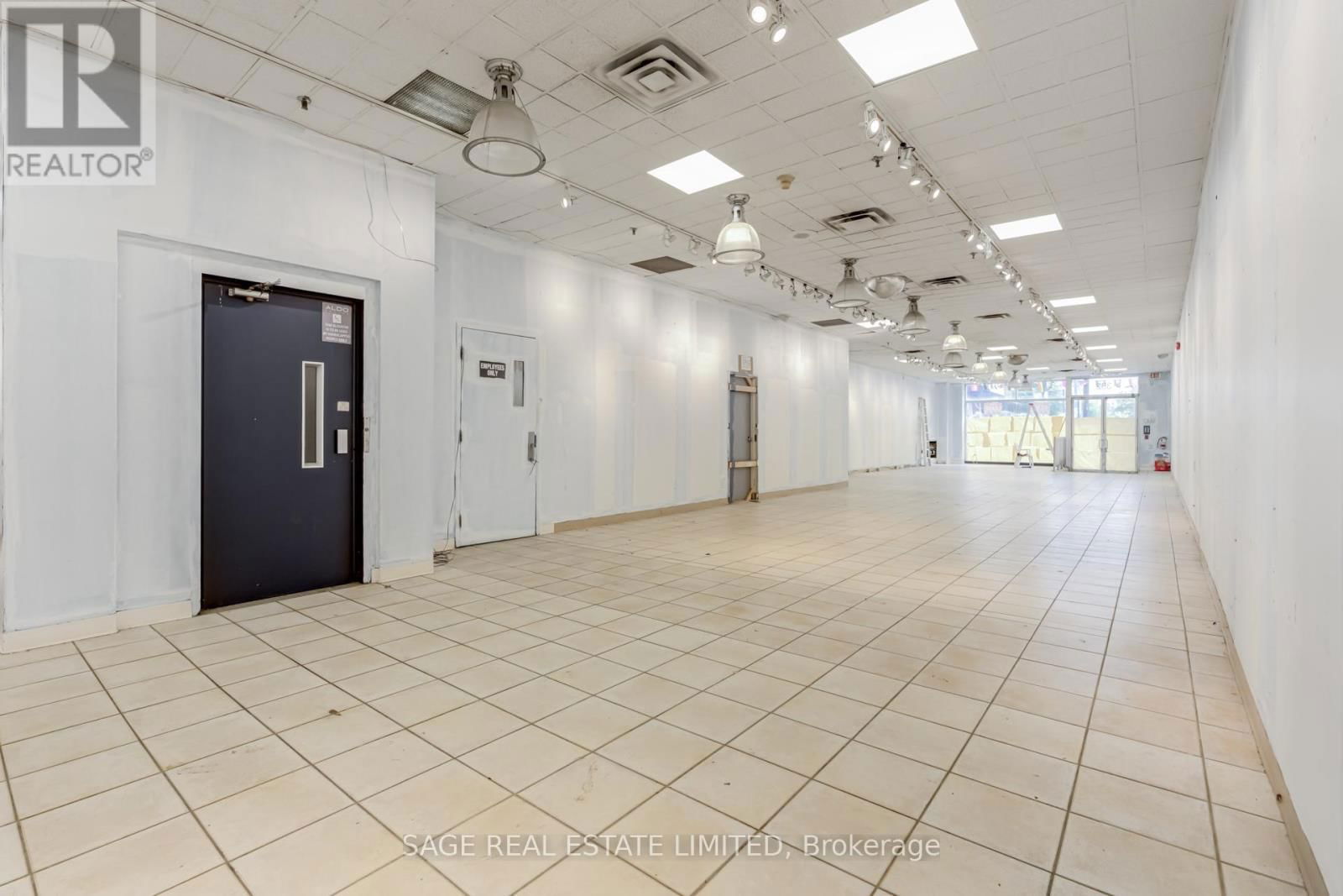 332 YONGE STREET Image 6